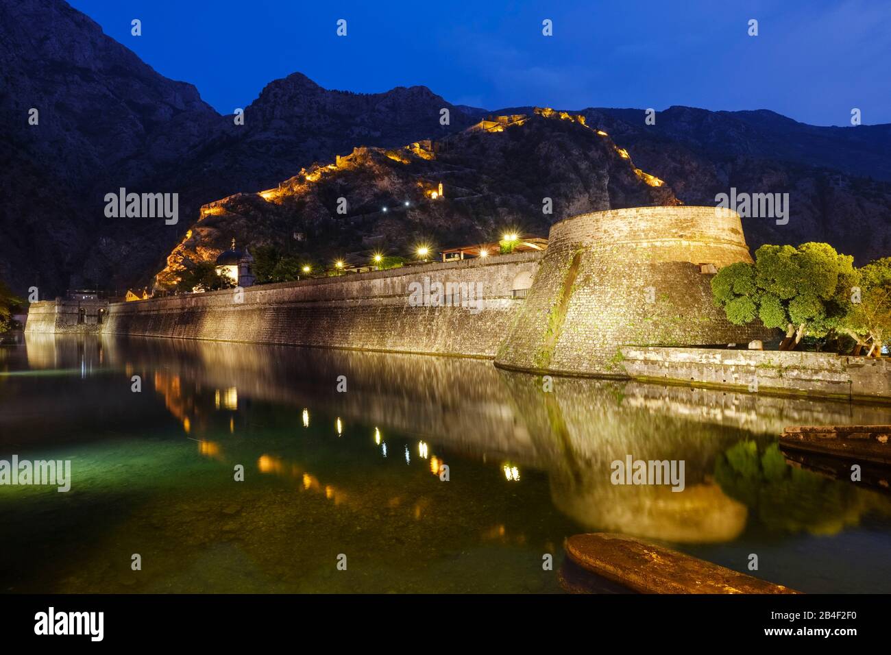 Kotor stadtmauer -Fotos und -Bildmaterial in hoher Auflösung – Alamy