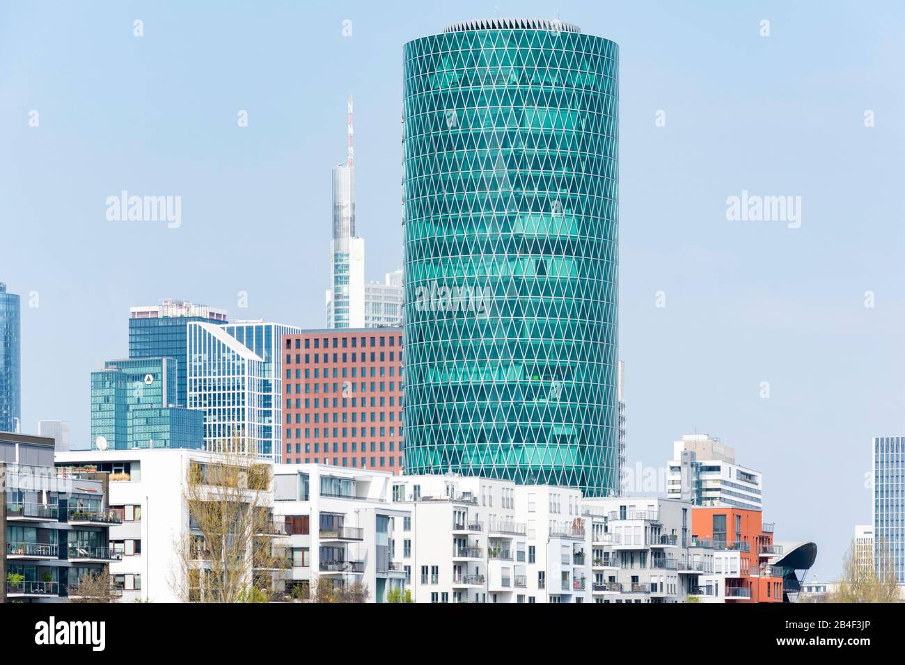 Deutschland, Hessen, Frankfurt, Hausreihe an der Speicherstraße, mit dem Westhafen Tower. Stockfoto