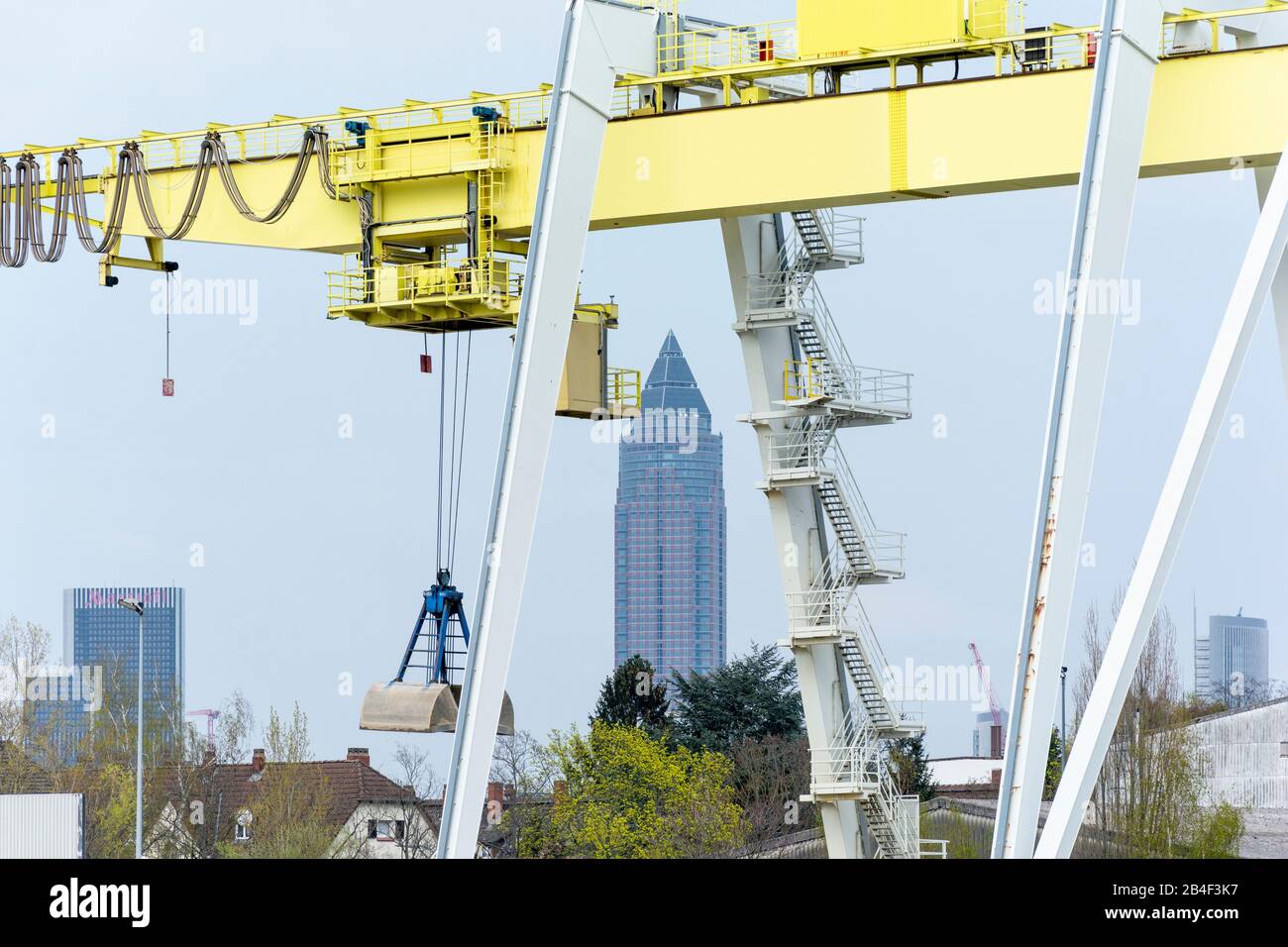 Deutschland, Hessen, Frankfurt, Industriebetrieb am Main, im Hintergrund der Messeturm. Stockfoto
