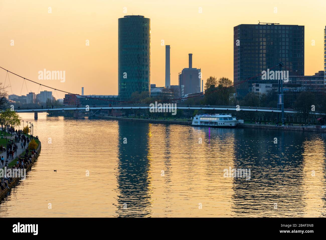Deutschland, Hessen, Frankfurt, Blick auf Westhafen Tower. Stockfoto