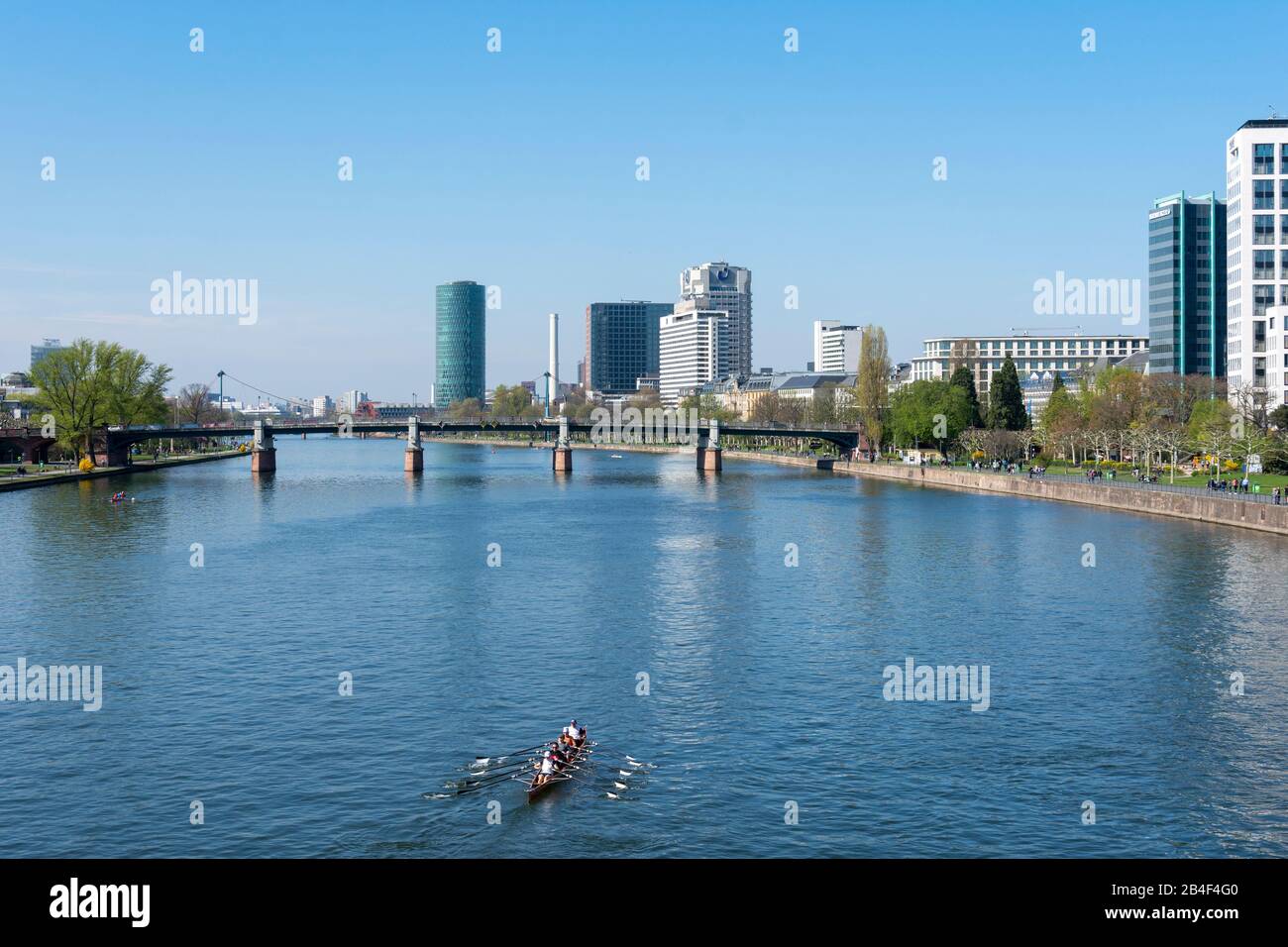 Deutschland, Hessen, Frankfurt, Blick vom "Alter Steg" auf den Westhafen Tower im Hintergrund. Stockfoto
