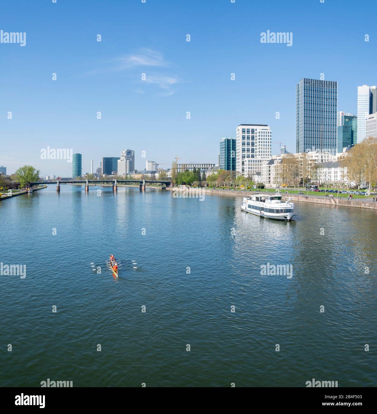 Deutschland, Hessen, Frankfurt, Blick von der Brücke Eiserner Steg auf den Westhafen Turm im Hintergrund. Stockfoto