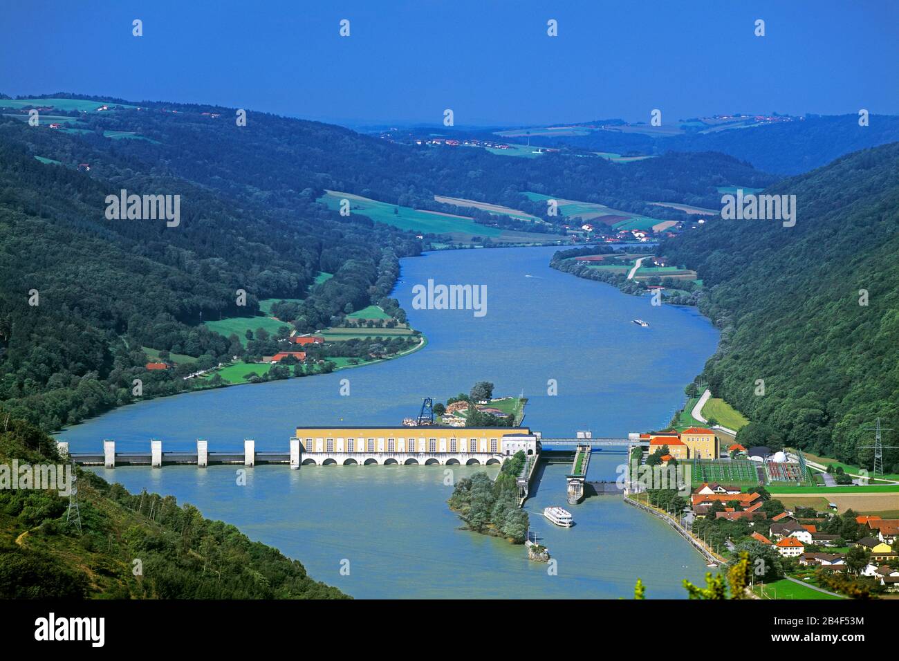 Donau-Kraftwerk und Schiffsschleuse Jochenstein, Oberösterreich/Bayern, Grenze ist Flussmittel, von oben, Draufsicht, Stockfoto