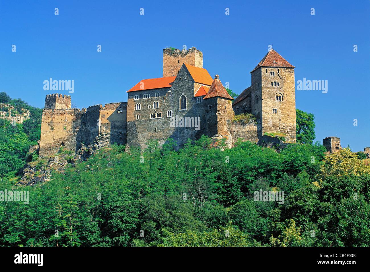 Schloss Hardegg im Waldviertel gegen blauen Himmel im Querformat, Stockfoto