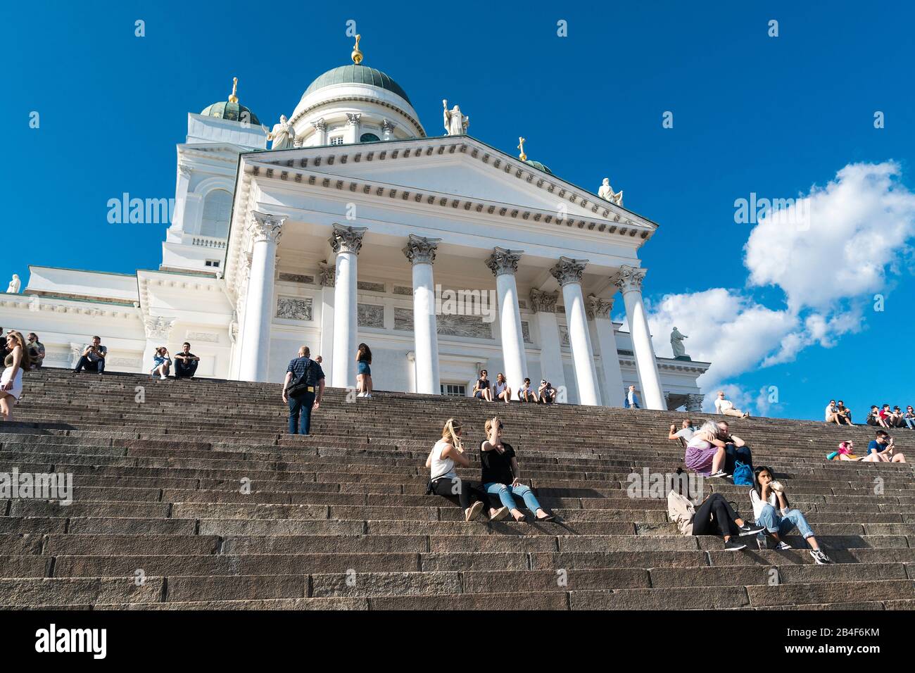 Helsinki, die Kathedrale und Touristen genießen den Blick auf die Stufen der Kathedrale Stockfoto