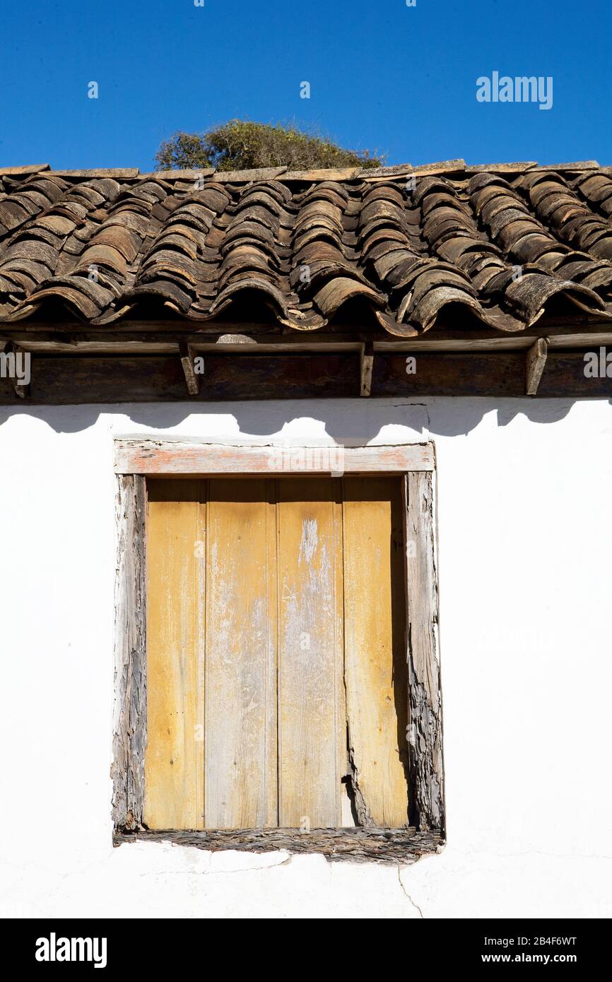 Janela de Casa Colonial e telhado com telhas feita nas coxas, Window, Colonial Houses, History, Construction, Datas, Minas Gerais, Brasilien Stockfoto