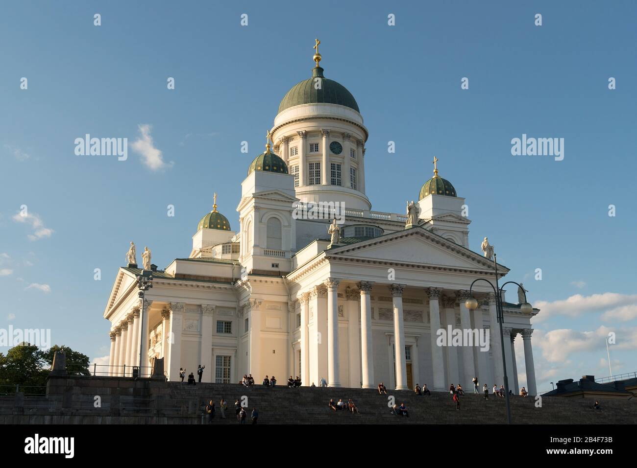 Helsinki, Kathedrale, Sommer, Touristen genießen den Blick auf die Domstufen Stockfoto