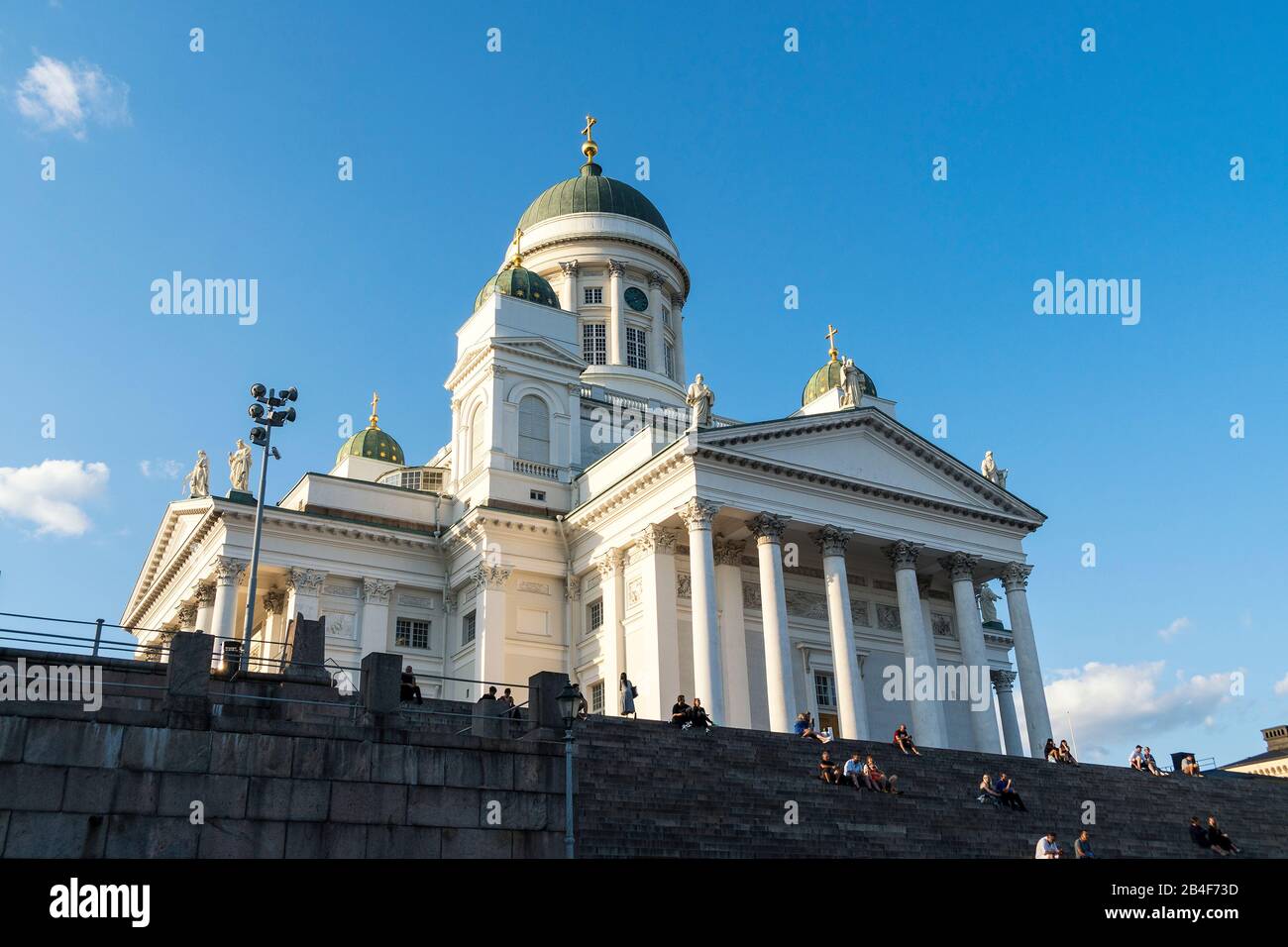 Helsinki, die Kathedrale und Touristen genießen den Blick auf die Stufen der Kathedrale Stockfoto