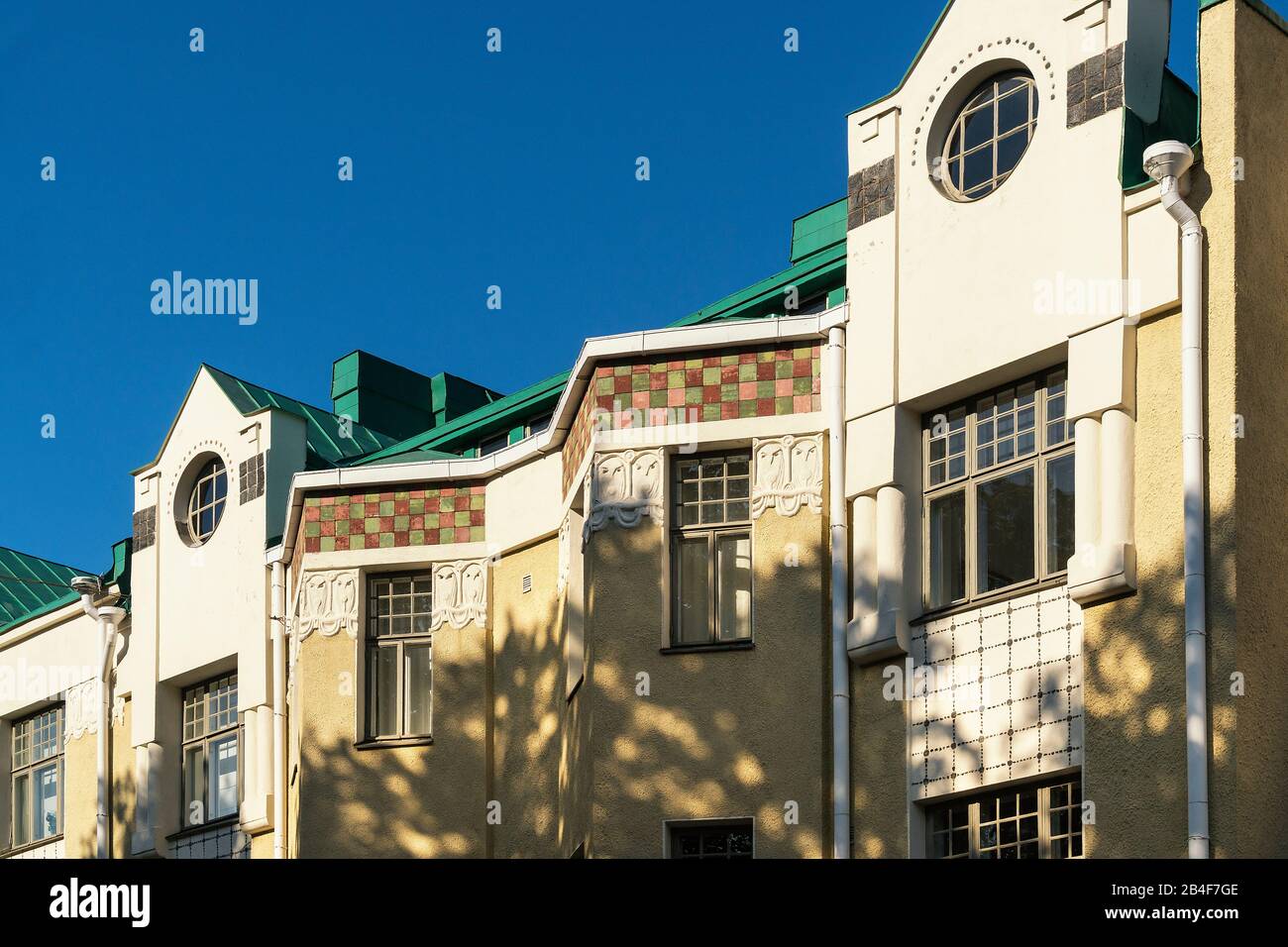 Helsinki, Jugendstil-Architektur im Stadtteil Eira, Laivurinkatu, Fassade mit Eulenelementen Stockfoto