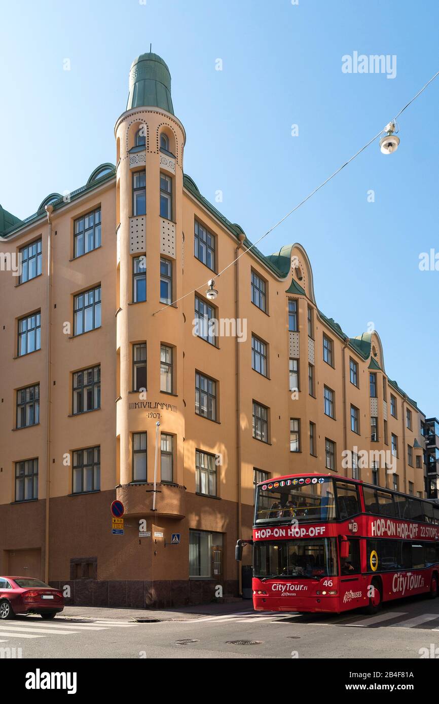 Helsinki, Jugendstil-Architektur im Eira-Viertel, Kivilinna-Haus, Hop-on-Hop-off-Bus Stockfoto