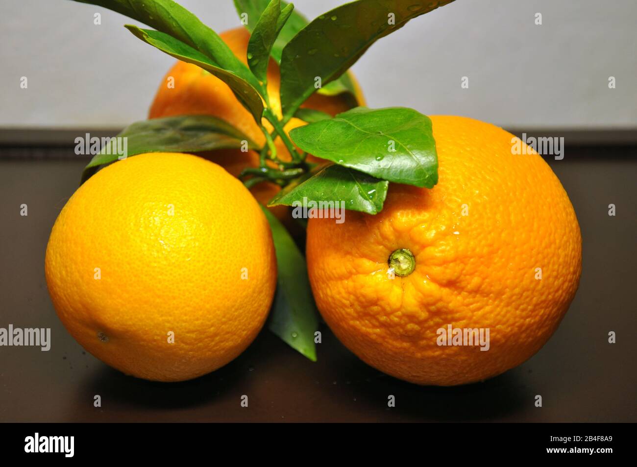 Orangen auf Holzhintergrund Stockfoto