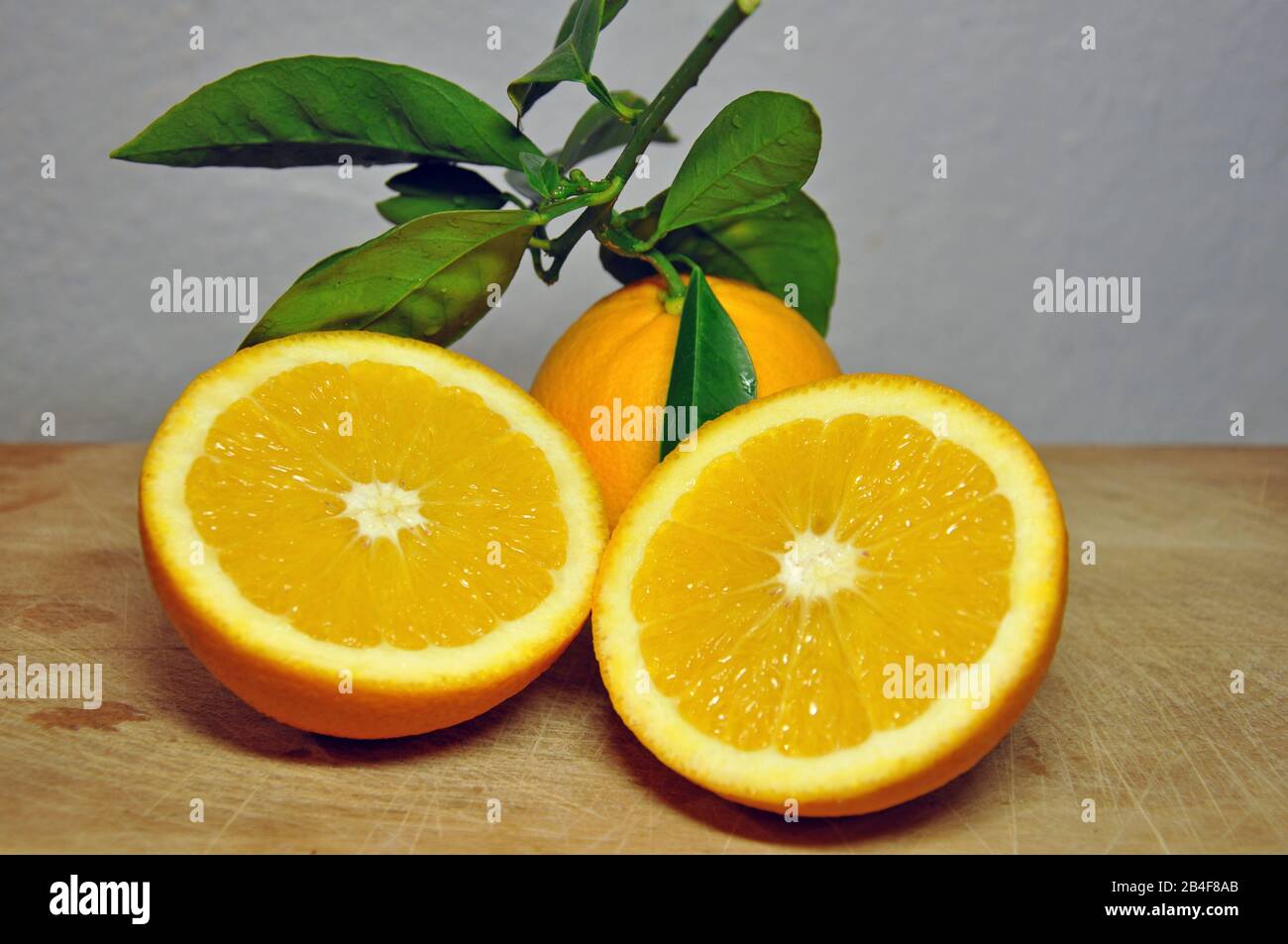Orangen auf Holzhintergrund Stockfoto