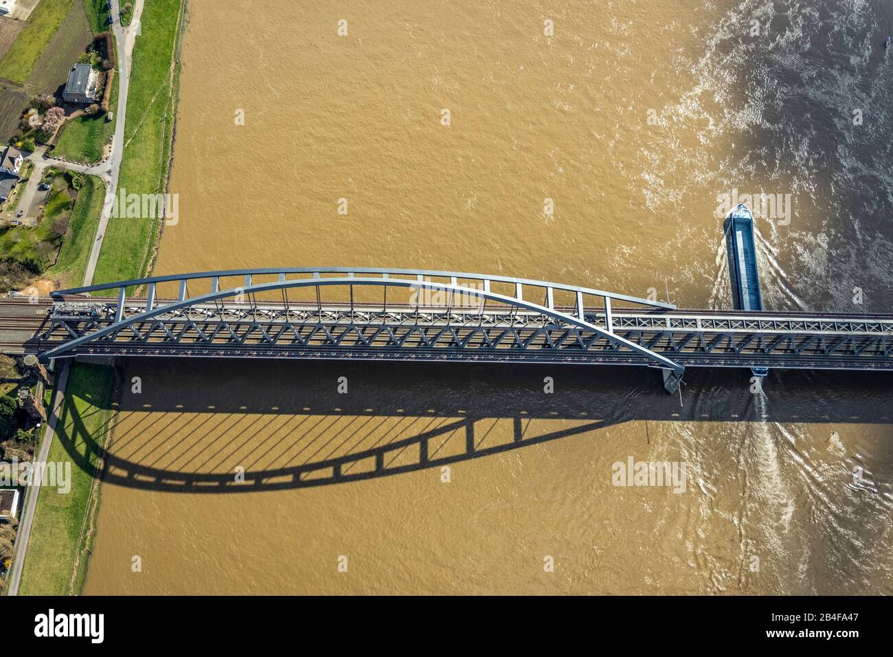 Luftbild, alte Hammer Brücke, Stahlbogenbrücke zwischen Düsseldorf und Neuss, Frachtschiff, Braunes Rheinwasser, Fluss-Rhein, Rheinbrücke, Eisenbahnbrücke, Düsseldorf, Rheinland, Nordrhein-Westfalen, Deutschland Stockfoto