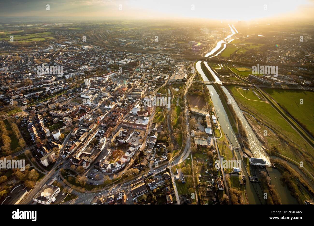 Luftbild, Blick auf die Innenstadt Hamms mit Umbau der Lippewiesen für Hamm zum Wassererlebnisraum Lippeaue, Flugplatz Hamm-Lippewiesen, EDLH, Allgemeine Luftfahrt, Landebahn, Landebahn, Hamm, Ruhrgebiet, Nordrhein-Westfalen, Deutschland Stockfoto