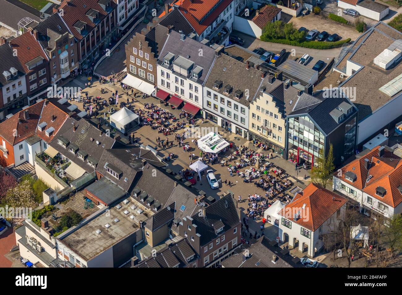 Luftbild zum Marktplatz Dorsten mit Außengastronomie Extrablatt und Historischem Rathaus in Dorsten im Ruhrgebiet im Bundesland Nordrhein-Westfalen, Deutschland. Stockfoto