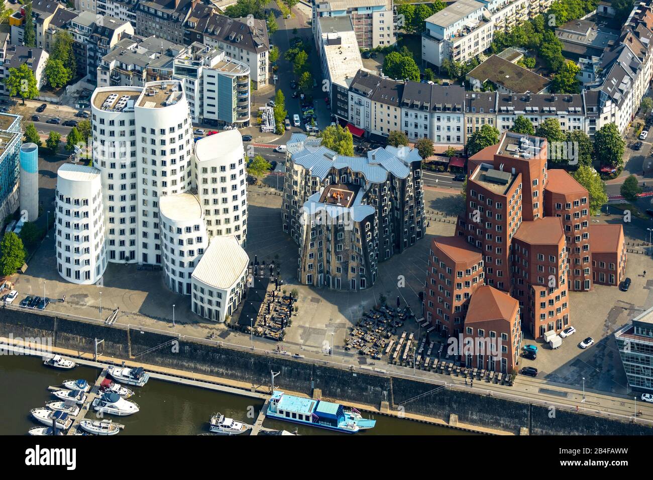 Luftbild der Gehry-Gebäude im neuen Zollhof im Düsseldorfer Medienhafen im Stadtbezirk III im Rheinland im Bundesland Nordrhein-Westfalen, Deutschland Stockfoto