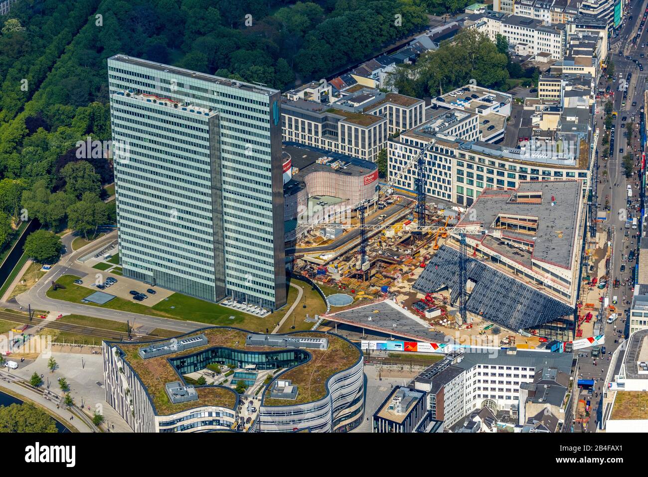 Luftbild der Baustelle KÖ-Bogen II und des Schauspielhauses Dsseldorf neben dem Dreischeibenhaus am Gustaf-Grndgens-Platz in Dsseldorf im Stadtbezirk I im Rheinland im Bundesland Nordrhein-Westfalen, Deutschland Stockfoto