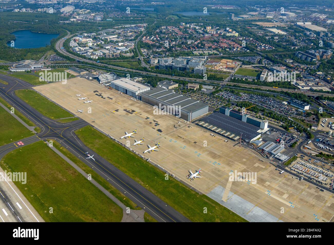 Luftbild der Start- und Landebahn und des Frachtzentrums des Düsseldorfer Flughafens in Düsseldorf im Kreis Lohausen im Rheinland im Land Nordrhein-Westfalen, Deutschland. Stockfoto