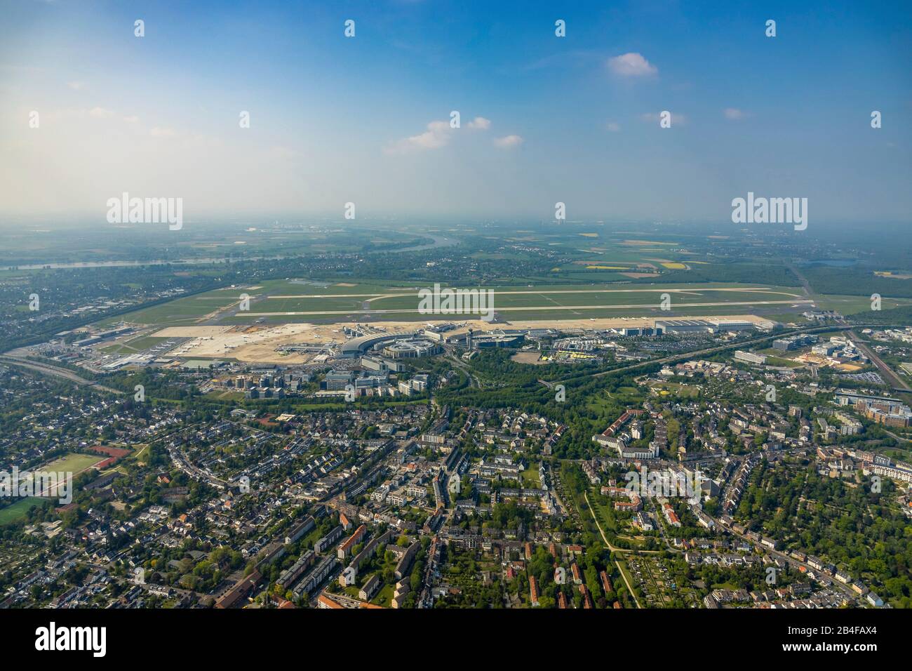 Luftbild zum Flughafen Düsseldorf im Kreis Lohausen und zum Düsseldorfer Stadtteil Lichtenbroich im Rheinland im Land Nordrhein-Westfalen, Deutschland. Stockfoto