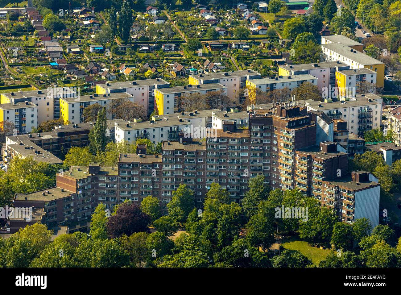 Luftbild zum Wohngebiet in der Molbergstraße mit dem markanten Terrassengebäude in Duisburg im Kreis Angerhausen in der Metropolregion Rhein-Ruhrgebiet im Bundesland Nordrhein-Westfalen, Deutschland Stockfoto