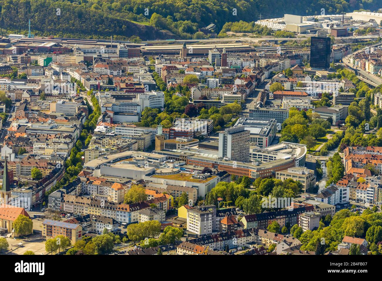 Luftbild zur Hagener Innenstadt mit historischem Rathaus, Einkaufszentrum RATHAUS GALERIE HAGEN Friedrich-Ebert-Platz in Hagen im Ruhrgebiet im Land Nordrhein-Westfalen, Deutschland Stockfoto