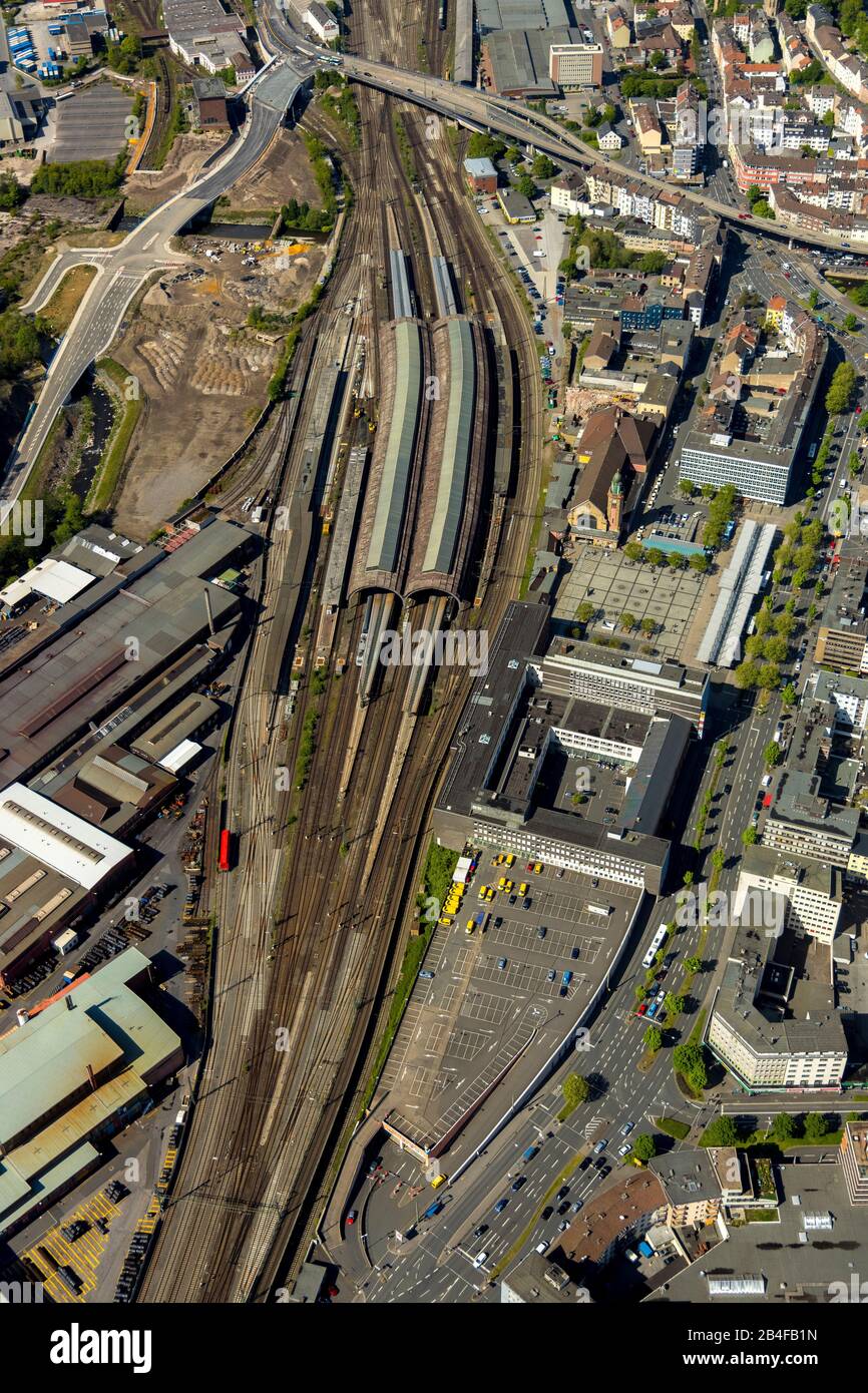Luftbild des Fernbahnhofs Hagen als Vertikalschuss in Hagen im Ruhrgebiet im Land Nordrhein-Westfalen, Deutschland Stockfoto