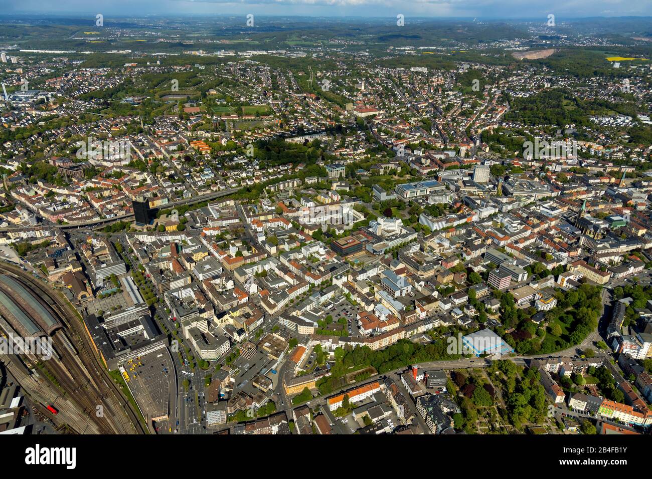 Luftbild aus einer Übersicht über das Hagener Zentrum im Ruhrgebiet im Land Nordrhein-Westfalen, Deutschland Stockfoto