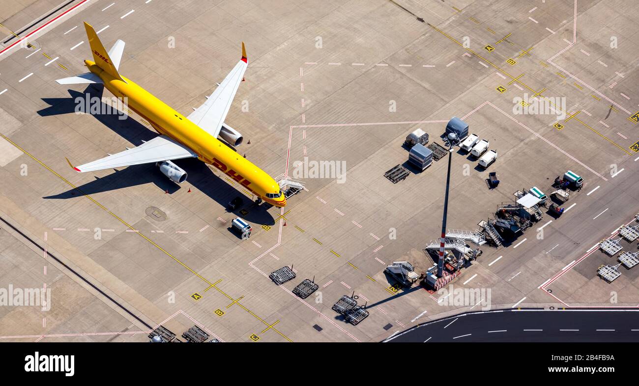 Luftbild Flughafen Köln/Bonn "Konrad Adenauer" mit DHL-Frachtflugzeug auf dem Vorfeld, internationaler Flughafen im südöstlichsten Stadtgebiet in Köln-Grengel und zu einem geringen Teil auf Troisdorfer Gebiet in Köln im Rheinland im Land Nordrhein-Westfalen, Deutschland, Stockfoto