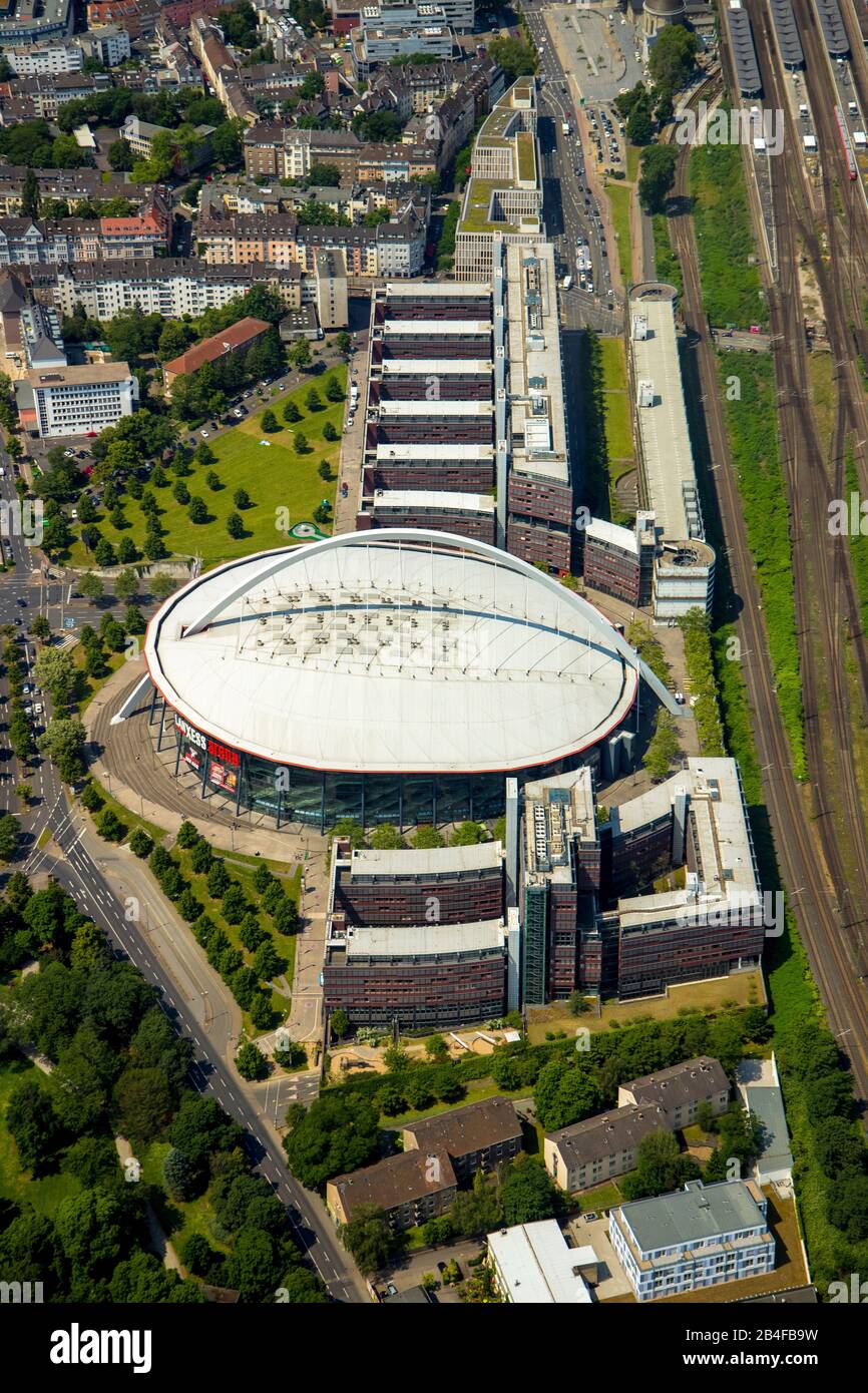 Luftbild des Stadtteils Deutz mit Lanxess Arena, Köln-Nölnarena, Mehrzweckhalle mit dem Spitznamen Henkelmännchen in der Nähe der Messe Köln, Kölner Messe in Köln im Rheinland im Land Nordrhein-Westfalen, Deutschland, Stockfoto