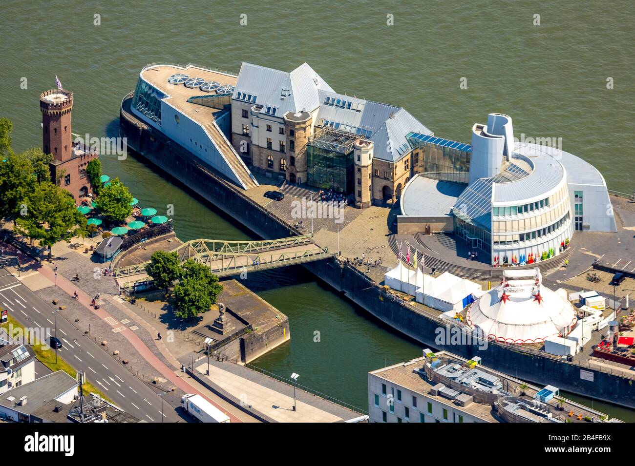 Luftbild des Schokoladenmuseums Köln, kulturhistorisches Sondermuseum für Schokolade auf einer Halbinsel im Kölner Rheinauhafen im Rheinland im Land Nordrhein-Westfalen, Deutschland, Stockfoto