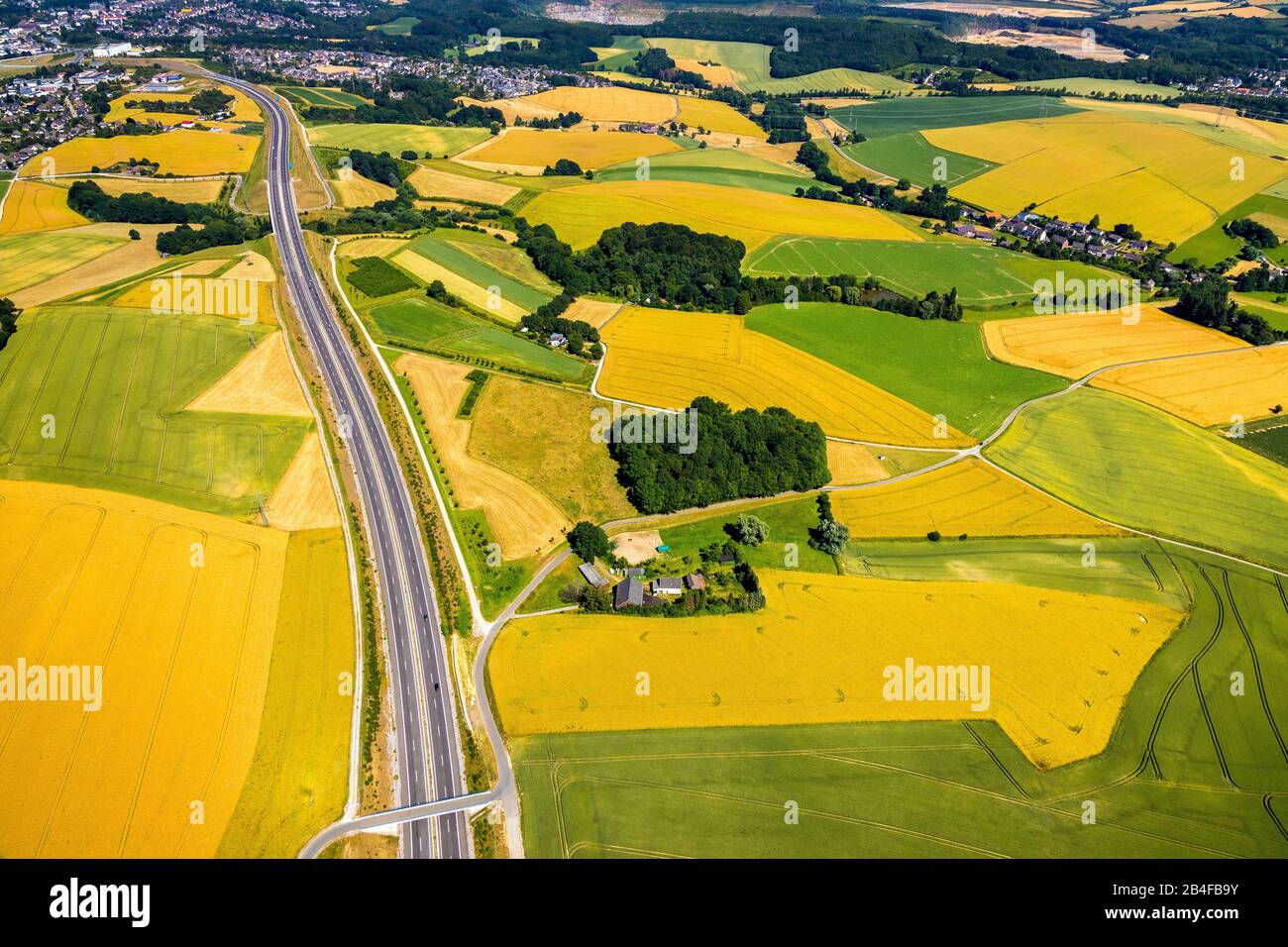 Luftbild des Verlaufs der neuen AUTOBAHN A44 südlich von Heiligenhaus in Richtung Velbert in Heiligenhaus im Ruhrgebiet im Bundesland Nordrhein-Westfalen in Deutschland, Stockfoto