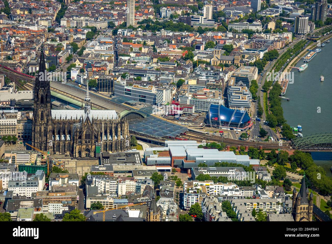 Luftbild der Innenstadt am linken Rheinufer mit Kölner Dom, Kölner Hauptbahnhof, Stadtpanorama in Köln im Rheinland im Land Nordrhein-Westfalen, Deutschland, Rheinland, Europa, Kölner Dom, Bahnhofshalle, Bahnhofsdach Köln, Innenstadt, Innenstadt, Musical Dome Stockfoto