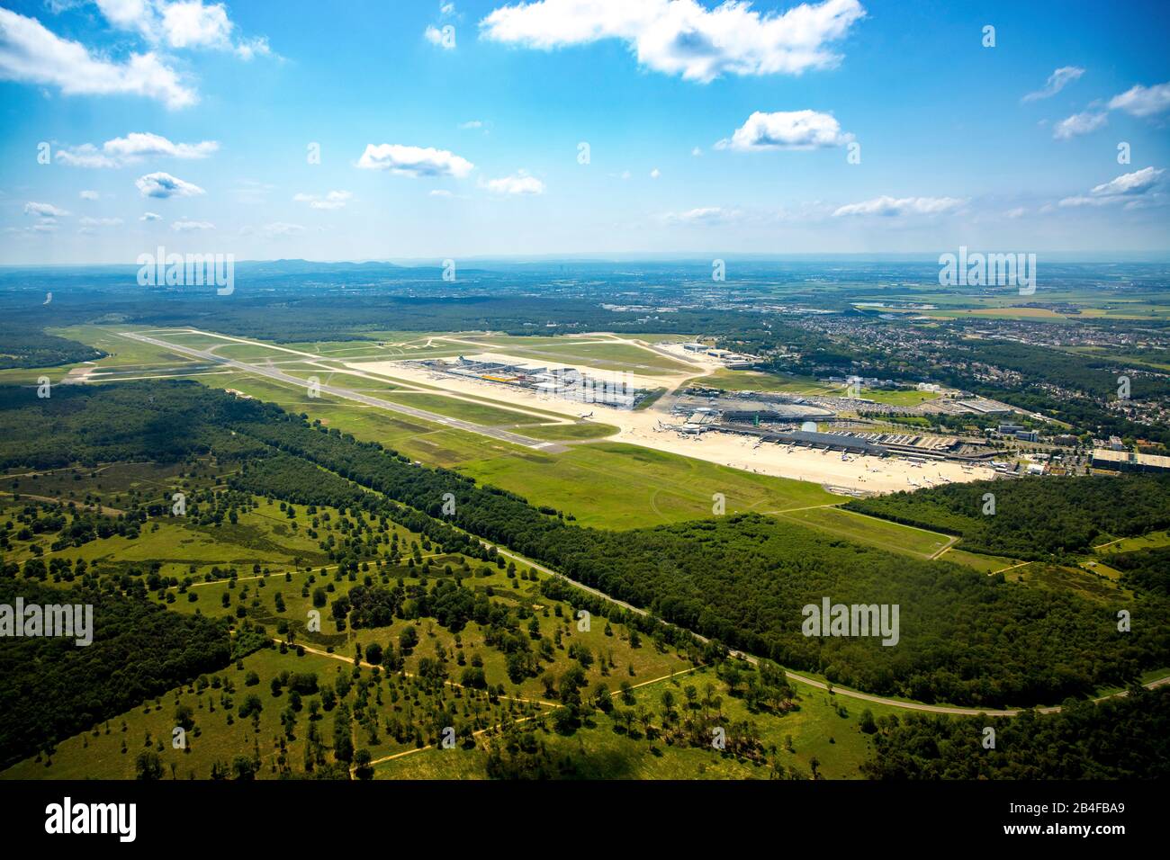 Luftbild zum Flughafen Köln/Bonn "Konrad Adenauer" mit Check-in-Gebäuden und Start- und Landebahn, internationalem Flughafen in der Südoststadt Köln-Grengel und zu einem geringen Teil auf dem Gebiet Troisdorf in Köln im Rheinland im Land Nordrhein-Westfalen, Deutschland. Stockfoto