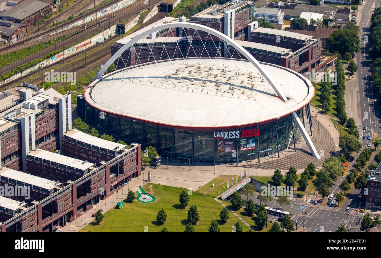 Luftbild des Stadtteils Deutz mit Lanxess Arena, Köln-Nölnarena, Mehrzweckhalle mit dem Spitznamen Henkelmännchen in der Nähe der Messe Köln, Kölner Messe in Köln im Rheinland im Land Nordrhein-Westfalen, Deutschland, Stockfoto