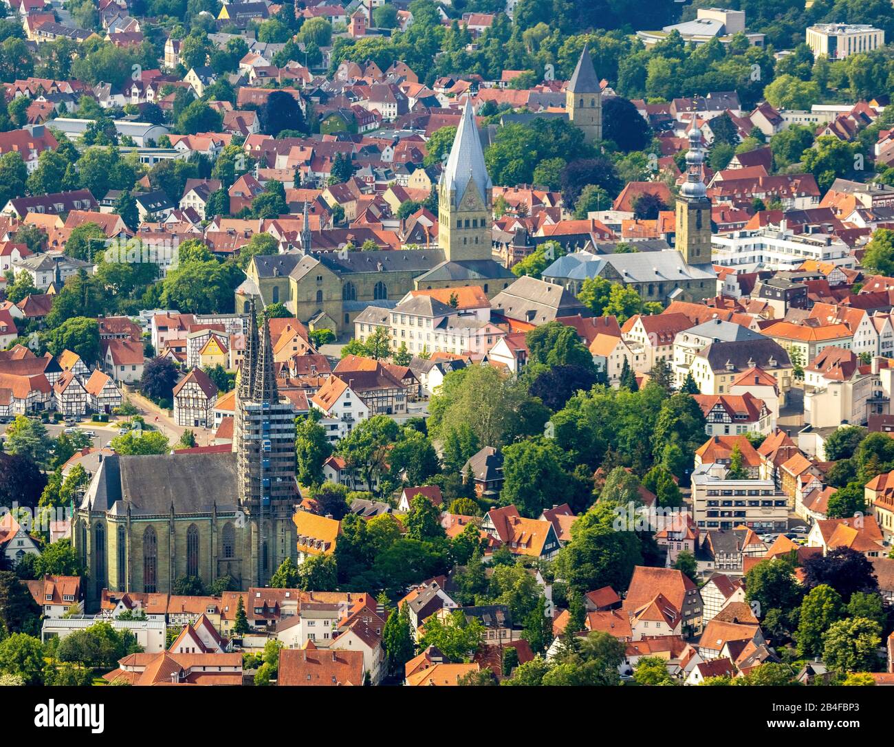 Luftbild von Süden auf Soest mit der evangelischen Kiche Sankt Maria zur Wiese, der Kirche St. Petri Alde Kerke, der katholischen Kirche St. Patrokli-Dom und Sankt Pauli-Kirche in Soest in der Soester Börde, Nordrhein-Westfalen, Deutschland. Stockfoto