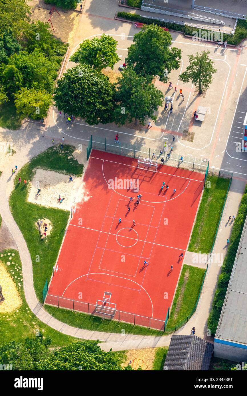 Luftbild des Basketballplatzes in der Nähe der jacob Grimm-Schule und der Bodelschwinghschule in Soest in der Soester Börde, Nordrhein-Westfalen in Deutschland, Soester Börde, Europa, Stockfoto