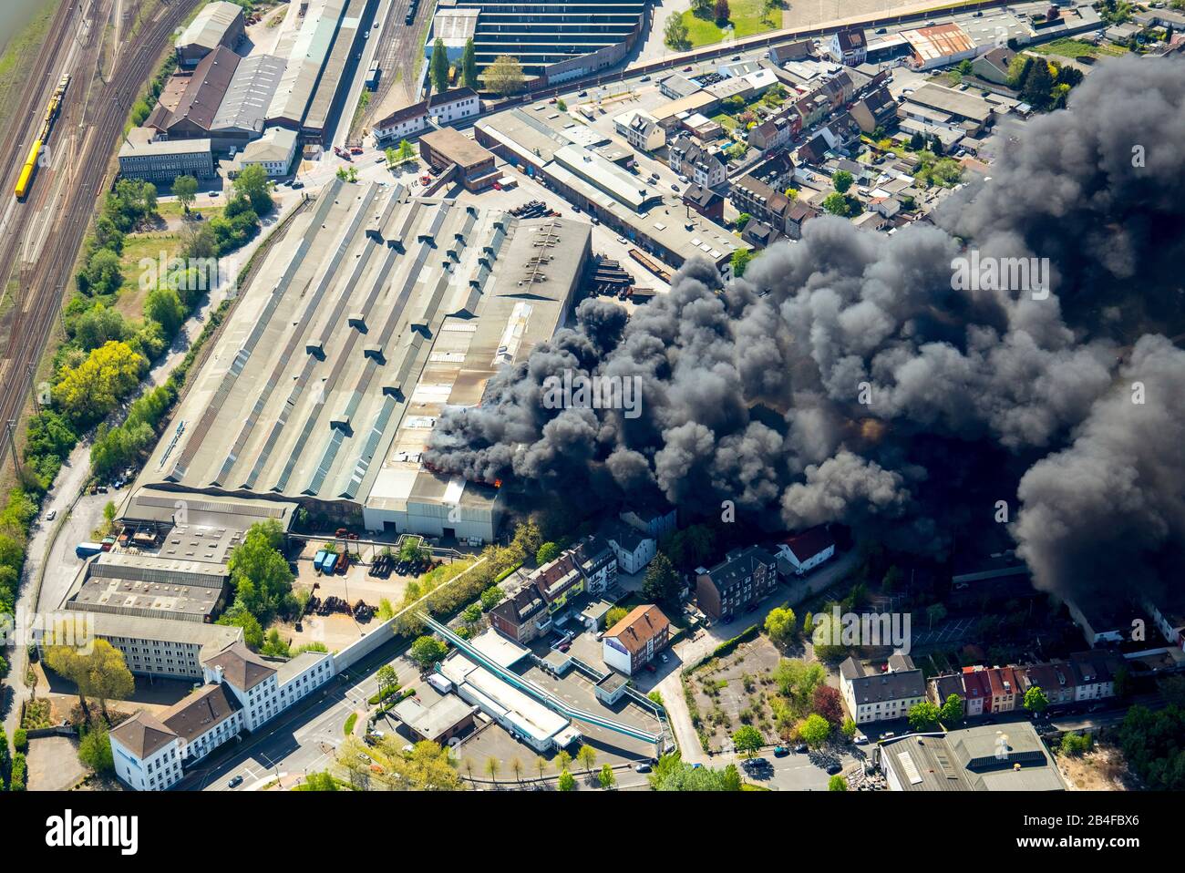 Luftbild des Brandes an der WDI in Hamm in der Wilhelmstraße. In der Wilhelmstraße brennt seit etwa 12 Uhr eine WDI-Halle. Seit 14:25 Uhr werden Häuser in unmittelbarer Nähe evakuiert. Es gibt drei Verletzte. Die Wilhelmstraße ist zwischen der Otto-Brenner-Straße und dem Schwarzen Weg gesperrt. Stockfoto