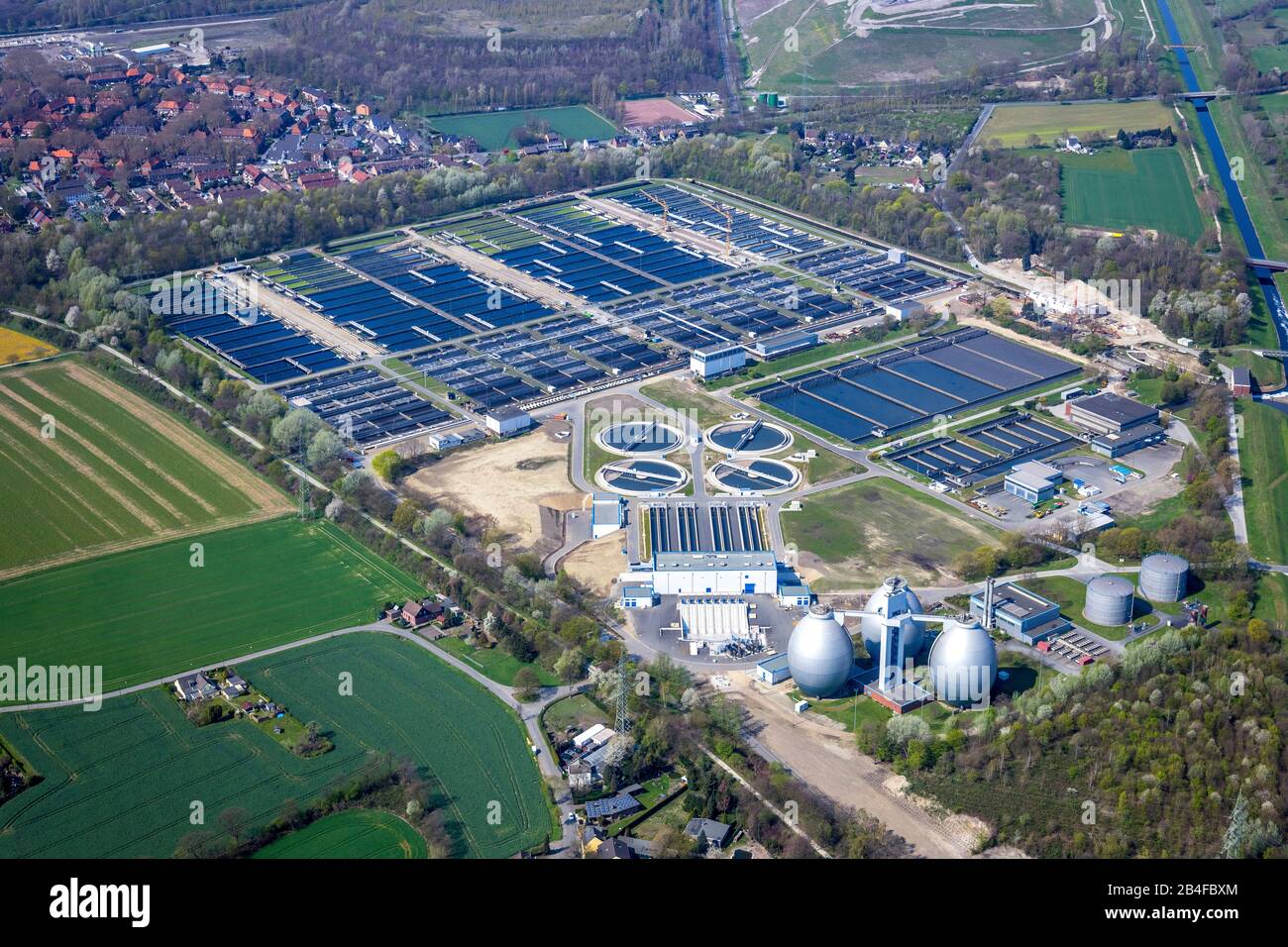 Luftbild der Kläranlage Emscher Flussmünde an der Stadtgrenze zwischen Duisburg, Dinslaken und Oberhausens im Ruhrgebiet im Bundesland Nordrhein-Westfalen, Deutschland Stockfoto