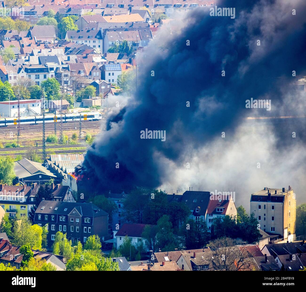 Luftbild des Brandes an der WDI in Hamm in der Wilhelmstraße. In der Wilhelmstraße brennt seit etwa 12 Uhr eine WDI-Halle. Seit 14:25 Uhr werden Häuser in unmittelbarer Nähe evakuiert. Es gibt drei Verletzte. Die Wilhelmstraße ist zwischen der Otto-Brenner-Straße und dem Schwarzen Weg gesperrt. Stockfoto