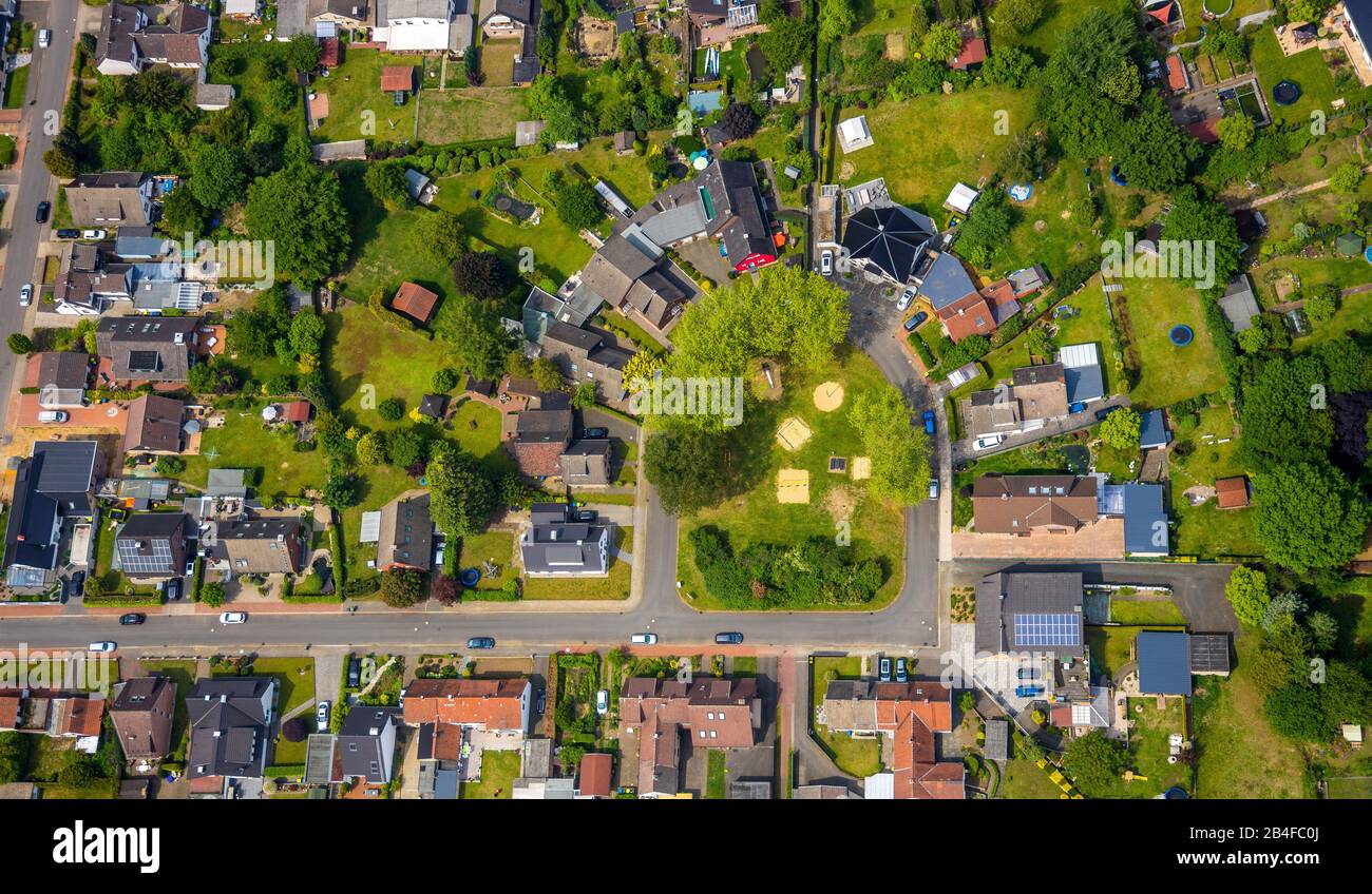 Luftbild des Wohngebietes rund um den Spielplatz Saarplatz in Haltern am See im Naturpark hohe Mark-Westmünsterland im Land Nordrhein-Westfalen, Deutschland Stockfoto
