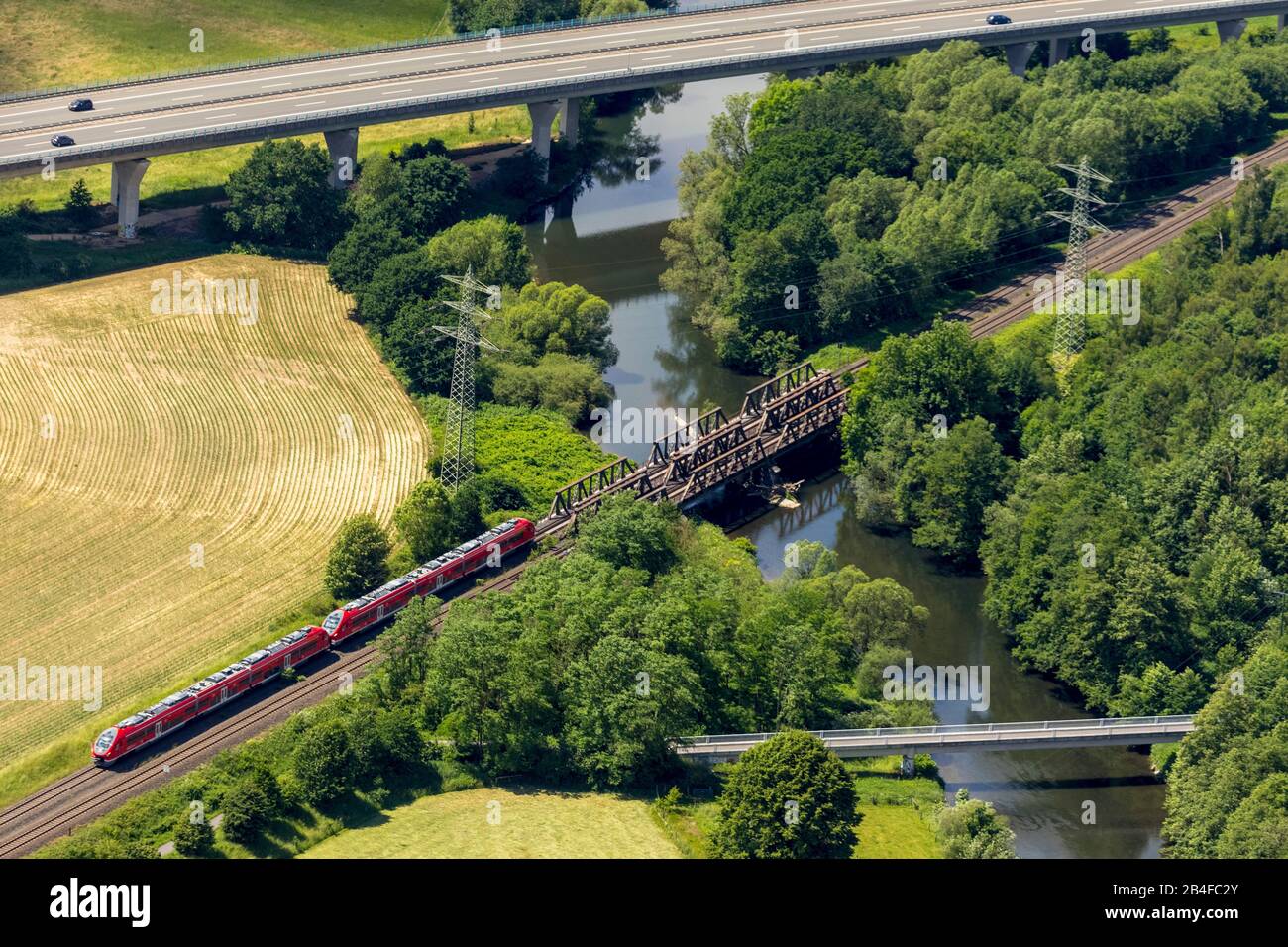 Luftbild der Eisenbahnbrücke mit S-Bahn über die Ruhrgebiet und der Casparistraße mit AUTOBAHN A46 in Oeventrop in Arnsberg im Sauerland im Land Nordrhein-Westfalen in Deutschland Stockfoto