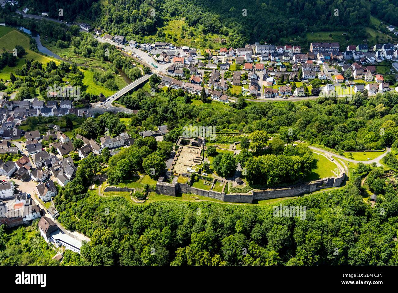 Luftbild zur Burgruine Arnsberg - Portal auf dem Schlossberg Arnsberg mit Altstadt in Arnsberg im Sauerland im Land Nordrhein-Westfalen in Deutschland Stockfoto