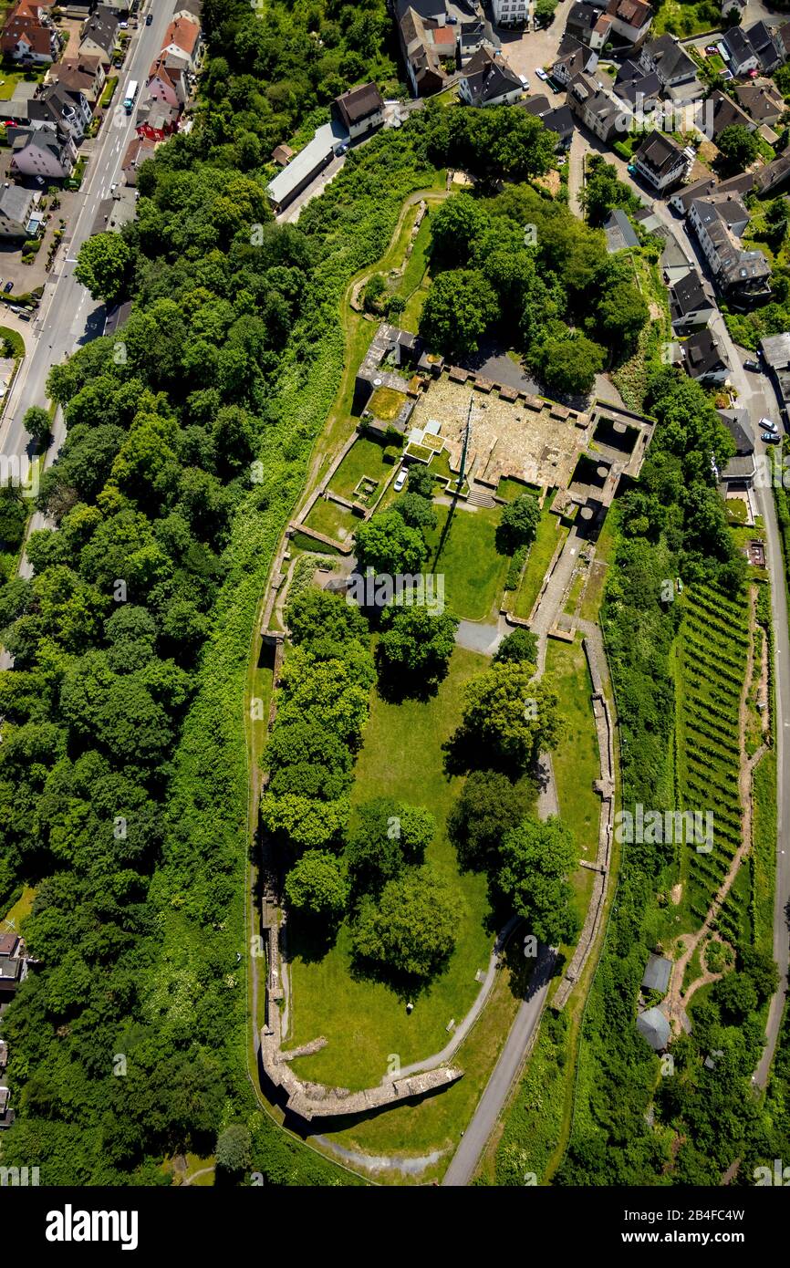 Luftbild zur Burgruine Arnsberg - Portal auf dem Schlossberg Arnsberg mit Altstadt in Arnsberg im Sauerland im Land Nordrhein-Westfalen in Deutschland Stockfoto