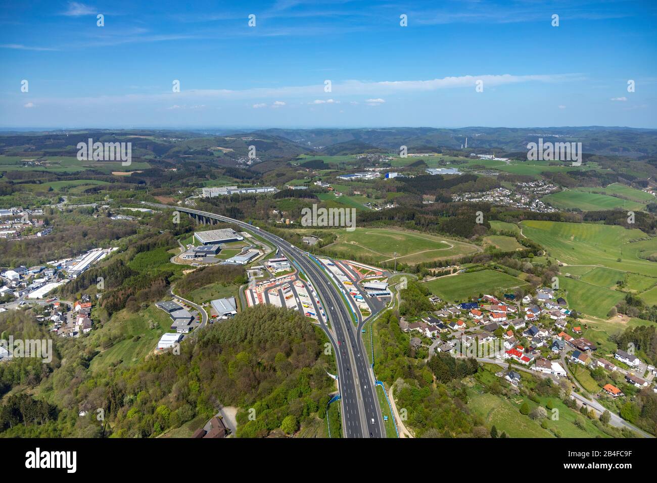 Luftbild zum Wiederaufbau des Dienstgebietes Sauerland-West und des Dienstgebietes Sauerland-Ost auf der Autobahn Sauerlandlinie A45 in Lüdenscheid im Sauerland im Land Nordrhein-Westfalen, Deutschland Stockfoto