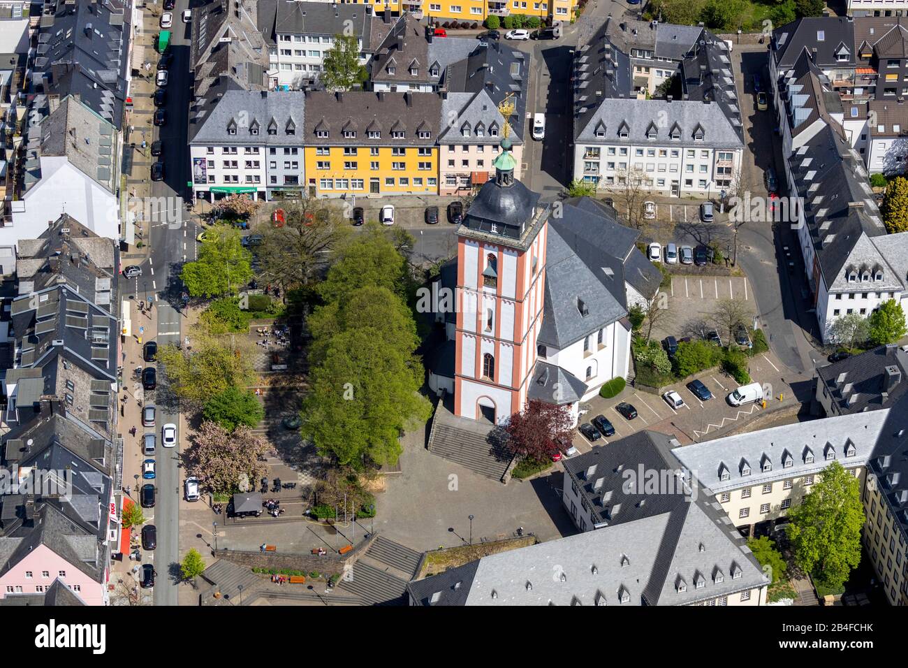Luftbild der evangelischen Kirche namens Evangelische Nikolaikirche Siegen mit Krönchen auf dem Turm der Nikolaikirche in Siegen im Siegerland in Nordrhein-Westfalen. Stockfoto