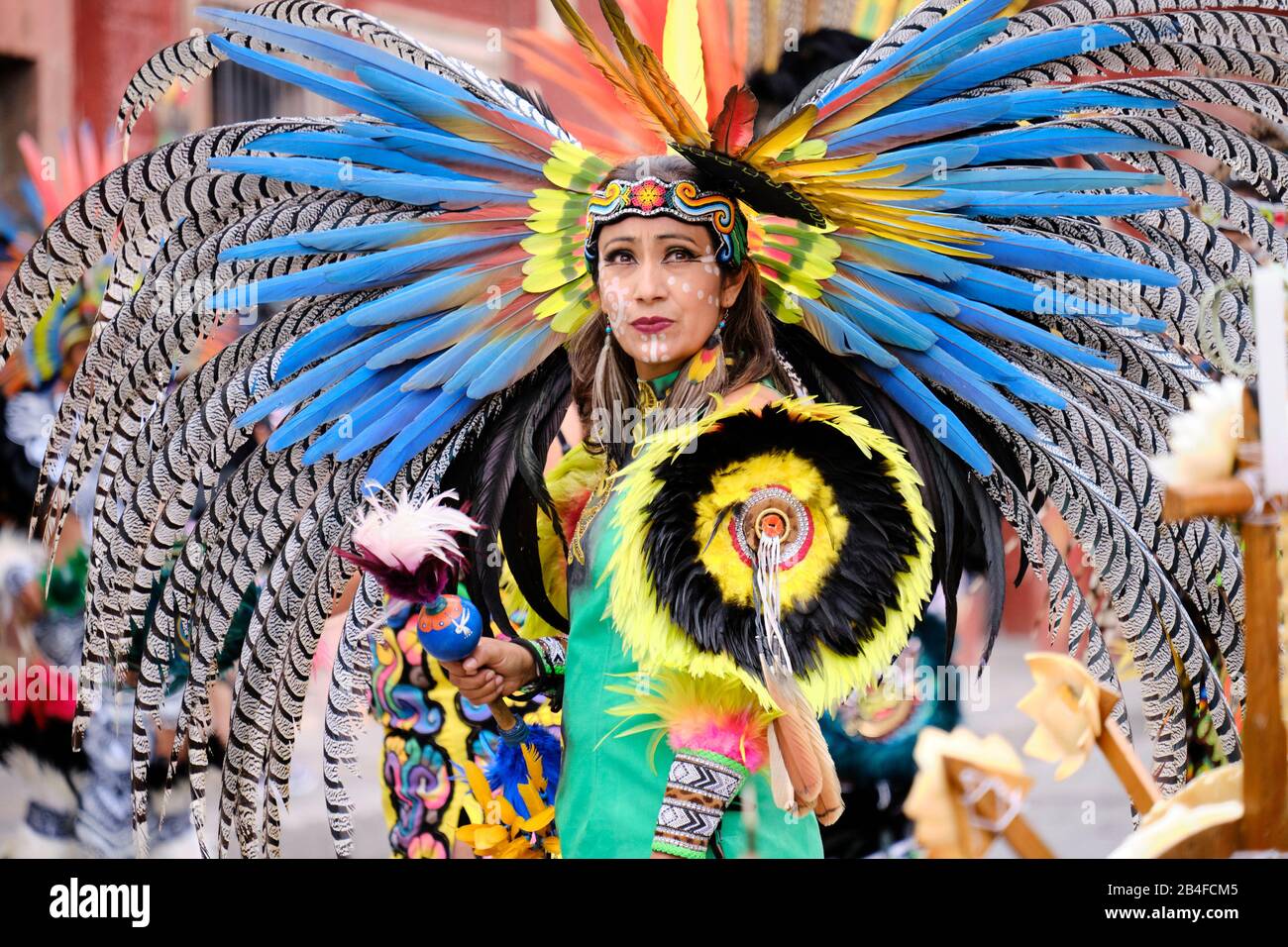 San Miguel de Allende, Mexiko, 6. März 2020. Frau in farbenfrohen Federkostümen, die Teil der jährlichen Feier der Señor de la Conquista ist, zu Ehren des Bildes Christi in der Parroquia de San Miguel Arcangel mit Einheimischen, die Prozessionen durch die Straßen der Stadt in ausgeklügelten prähispanischen Kostümen und gefederten Kopfbedeckungen machen und sich auf den Weg zum zentralen Garten vor der Kirche machen, wo sie zeremonielle Tänze aufführen. Quelle: Meanderingemu/Alamy Live News Stockfoto