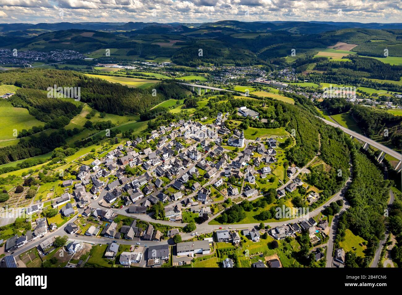 Luftbild des alten Fachwerkdorfs Eversberg mit der Ruine Eversberger Schloss Eversberg und der Grundschule St.-John-Schule Eversberg Eversberg in Meschede im Sauerland im Land Nordrhein-Westfalen, Deutschland, Meschede, Sauerland, Nordrhein-Westfalen, Stockfoto