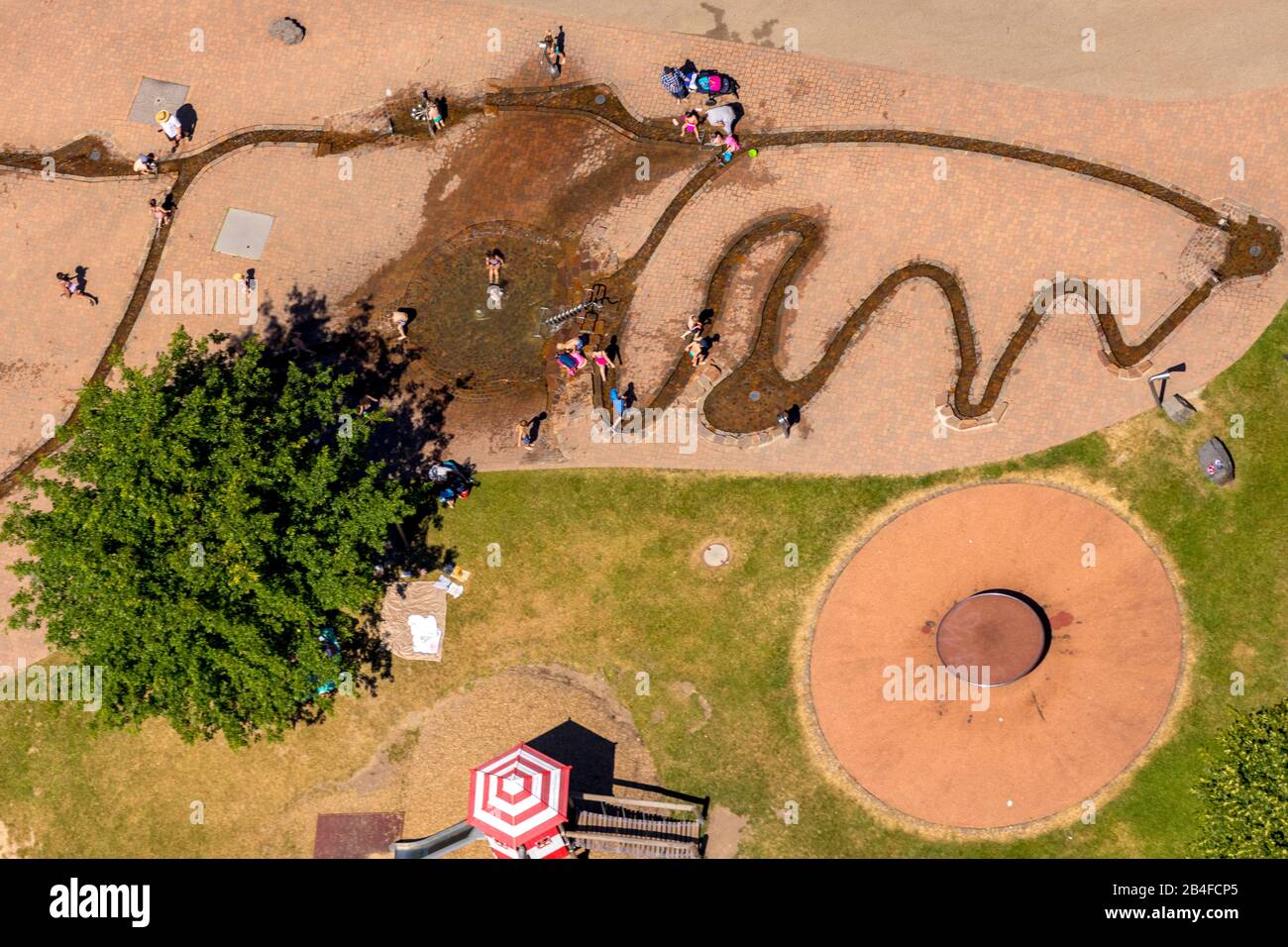 Luftbild zu Wasserspielen für Kinder im Herminghauspark in Velbert im Ruhrgebiet im Land Nordrhein-Westfalen in Deutschland. Stockfoto