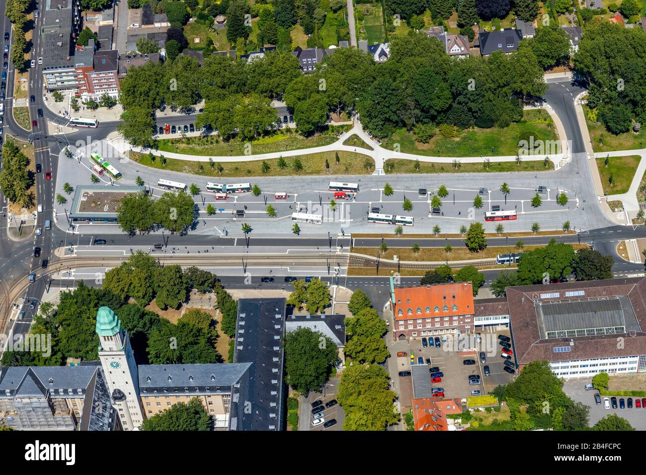 Luftbild des zentralen Busbahnhofs ZOB in Gelsenkirchen-Buer mit Busbahnsteigen und geänderter Verkehrssteuerung in Gelsenkirchen im Ruhrgebiet in Nordrhein-Westfalen in Deutschland, Gelsenkirchen, Ruhrgebiet, Nordrhein-Westfalen, Deutschland, Stockfoto
