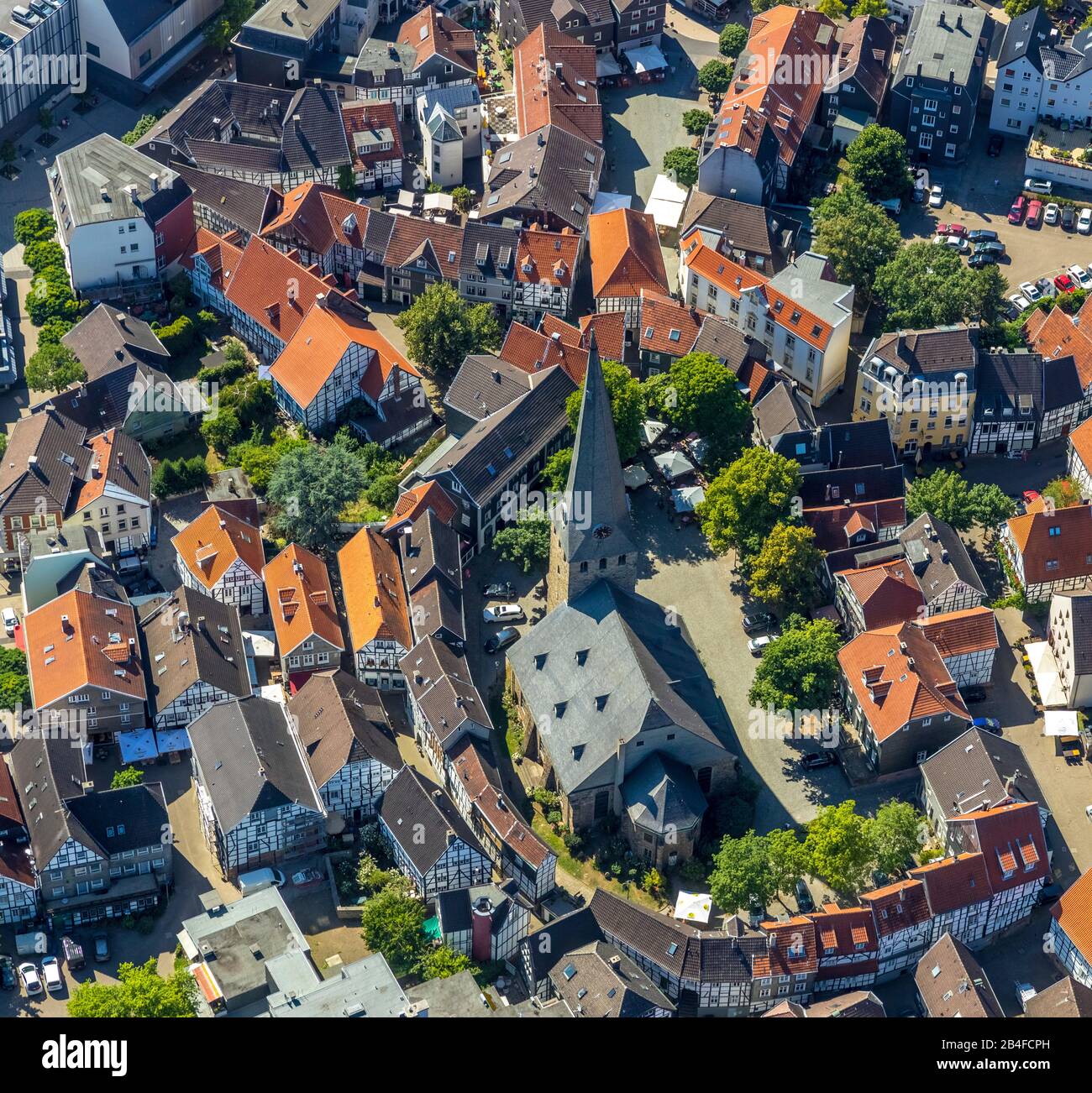 Luftbild zur historischen Altstadt von Hattingen mit Altstadtmarkt und der Kirche Ev. St. Georgs Kirche auf dem Kirchplatz in Hattingen, Ruhrgebiet, Nordrhein-Westfalen, Deutschland Stockfoto